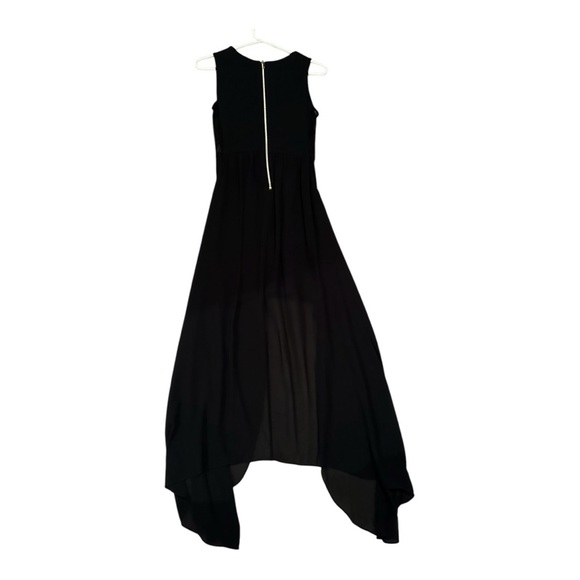 Elegant Black Sleeveless Dress - Picture 2 of 3